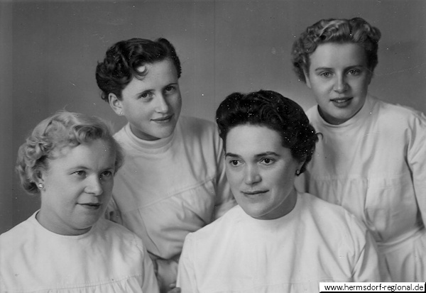 Angestellte, von links - vorn: Ida Stasny, Fräulein Erna Claus und hinten Käthe Tischendorf verh. Zschörner, Anneliese Schulz